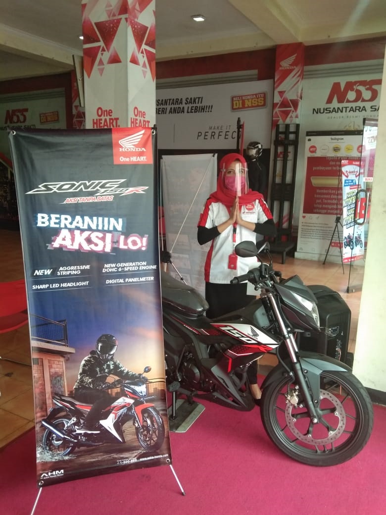 BERKELAS: Karyawan Honda menunjukkan Honda Sonic, salah satu motor kegemaran anak muda NTB.