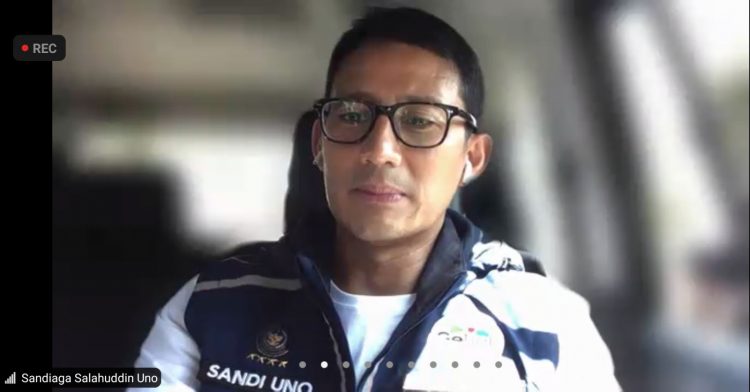 Menteri Pariwisata dan Ekonomi Kreatif (Menparekraf) Sandiaga Uno menyampaikan pidato dalam acara SENMASTER secara virtual (2/12). (Hilmi Setiawan/Jawa Pos)
