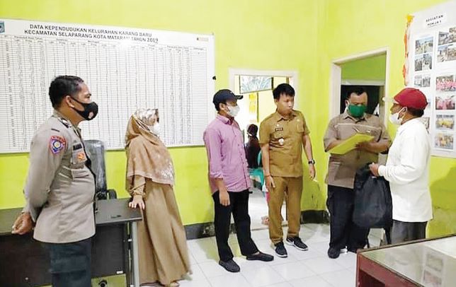 TINGKATKAN KUALITAS LAYANAN: Ketua Komisi I DPRD Kota Mataram saat meninjau bangunan Kantor Lurah Karang Baru yang direnovasi melalui program aspirasinya. (DOK LOMBOK POST)