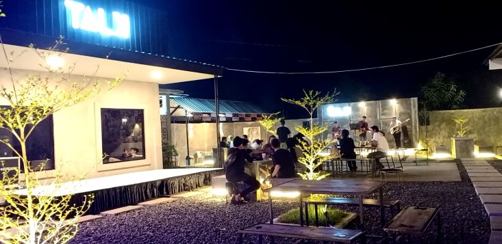 TEMPAT NONGKRONG: Suasana malam di Talk depan SPBU Tampar-ampar Praya, Loteng yang selalu ramai pengunjung, Senin (29/11).( Dedi/Lombok Post)