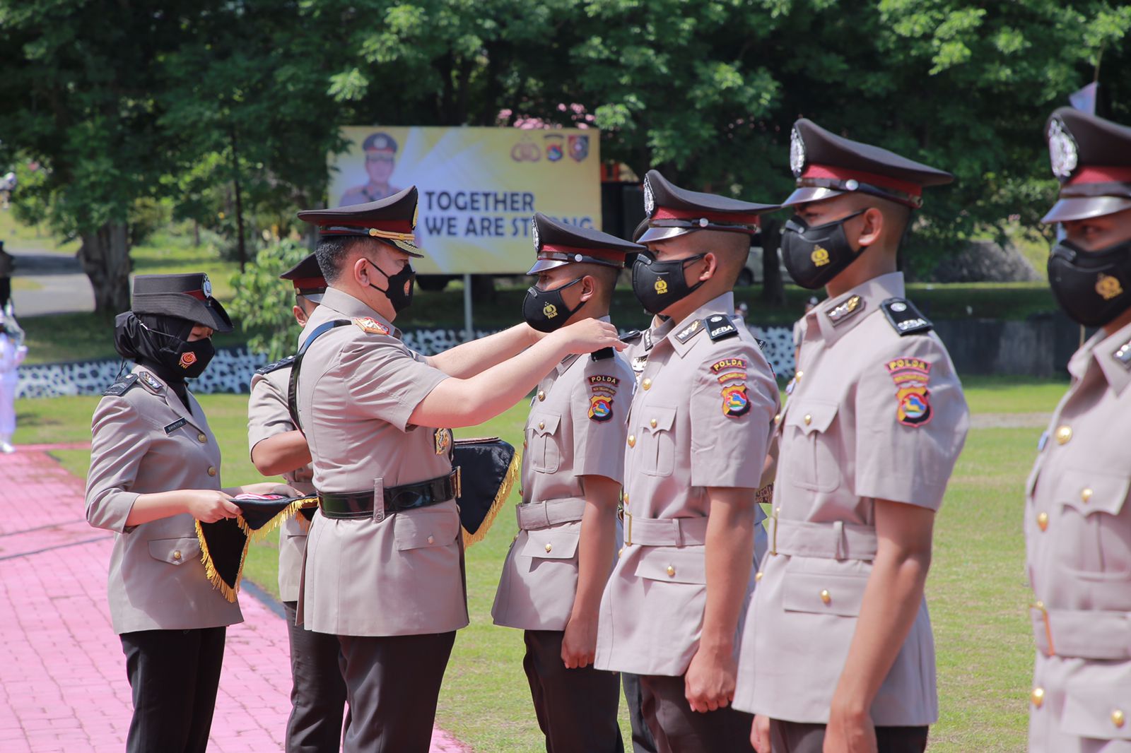 SELAMAT YA: Kapolda NTB Irjen Pol Muhammad Iqbal mengalungkan medali kepada empat bintara Polri lulusan terbaik Diktukba 2021 di SPN Polda NTB di Belanting, Lombok Timur, Rabu (22/12). (Humas Polda NTB for Lombok Post)
