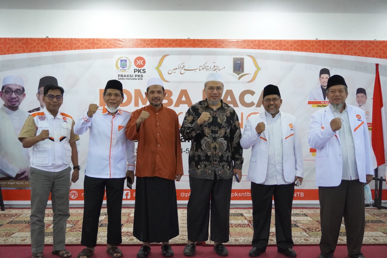 LESTARIKAN KHAZANAH KEILMUAN: Anggota Fraksi Partai Keadilan Sejahtera (PKS) DPRD NTB berfoto bersama usai menggelar lomba membaca Kitab Kuning tingkat provinsi, di kantor DPW PKS NTB, Sabtu (4/12/2021). (Dewi/Lombok Post)