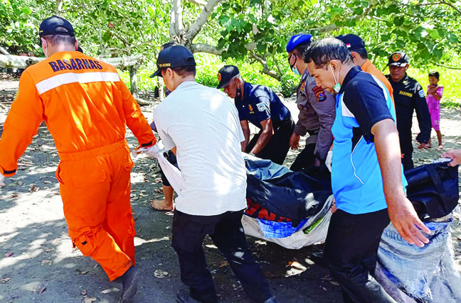 DITEMUKAN MENINGGAL: Petugas Basarnas bersama polisi dan masyarakat mengevakuasi jenazah Wil, 25 tahun, warga Kelurahan Karang Pule yang hanyut di Kali Unus, kemarin (17/12). (Basarnas Mataram)