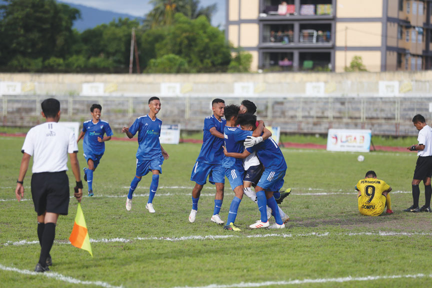 LOLOS KE FINAL: Pemain Perslobar merayakan kemenangannya melalui adu penalti melawan Persidom, kemarin (29/12).