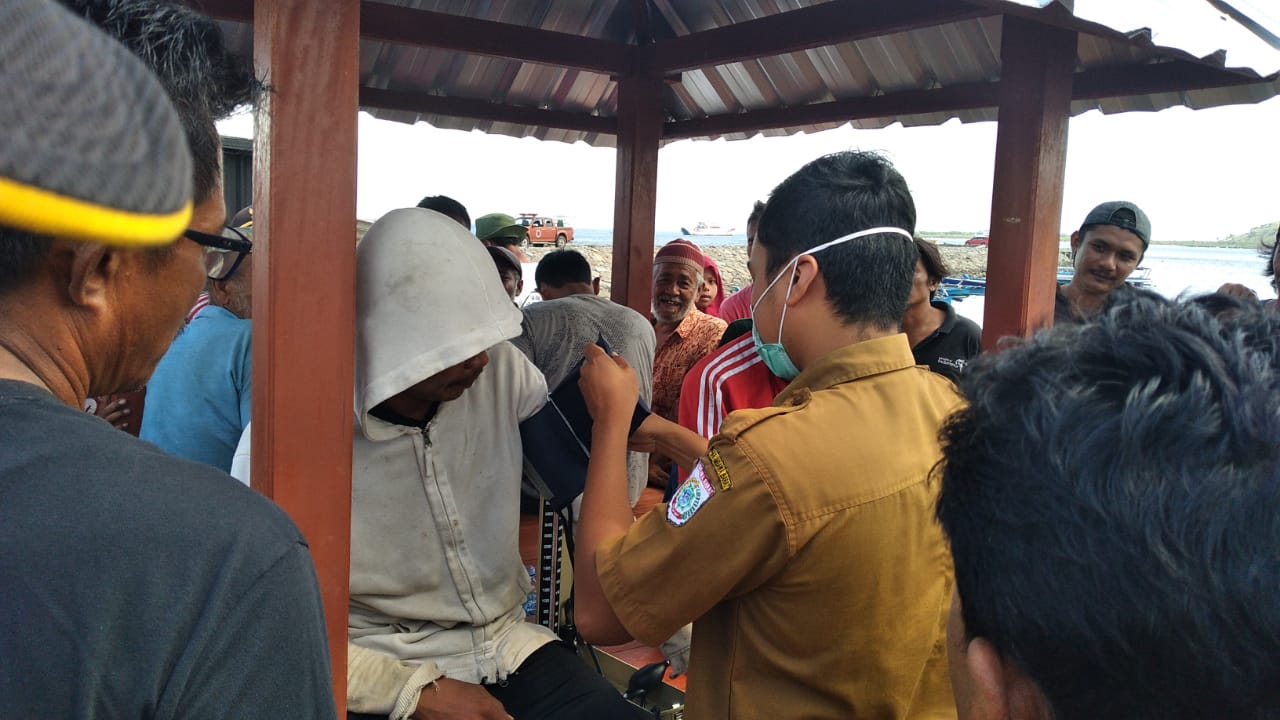 DITEMUKAN SELAMAT: Petugas mengecek kondisi kesehatan salah seorang warga yang sempat dinyatakan hilang saat memancing. (Humas Polres Sumbawa Barat)