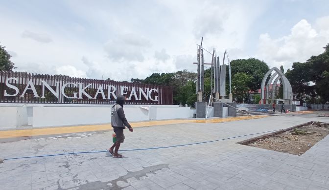 HARUS DIKEBUT: Beginilah kondisi proyek penataan Taman Sangkareang, kemarin (28/12). Proyek senilai Rp 1,89 miliar ditarget tuntas dalam beberapa hari ke depan.( TONI/LOMBOK POST)