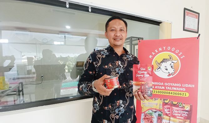 HARUS DIKEBUT: Beginilah kondisi proyek penataan Taman Sangkareang, kemarin (28/12). Proyek senilai Rp 1,89 miliar ditarget tuntas dalam beberapa hari ke depan.( TONI/LOMBOK POST)