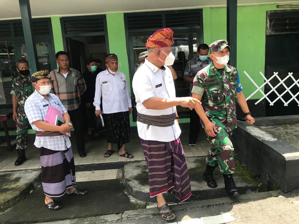 RAPAT TMMD: Bupati Lotim HM Sukiman Azmy (kiri) bersama Dandim 1615 Letkol Inf Amin M Said (kanan) berjalan meninjau kondisi sarana dan prasarana makodim 1615 usai menggelar rapat koordinasi program TMMD, kemarin (16/12). (Fatih/Lombok Post)
