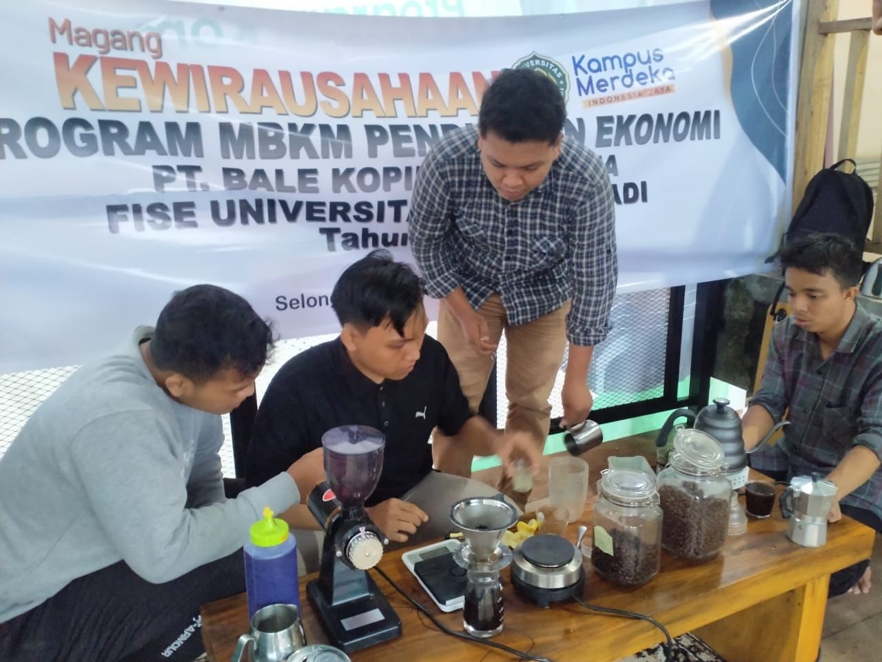 MAGANG: Mahasiswa magang kewirausahaan meracik kopi di Bale Kopied Indonesia, Lingkungan Kampung Baru, Kelurahan Majidi, Kecamatan Selong. (Fatih/Lombok Post)