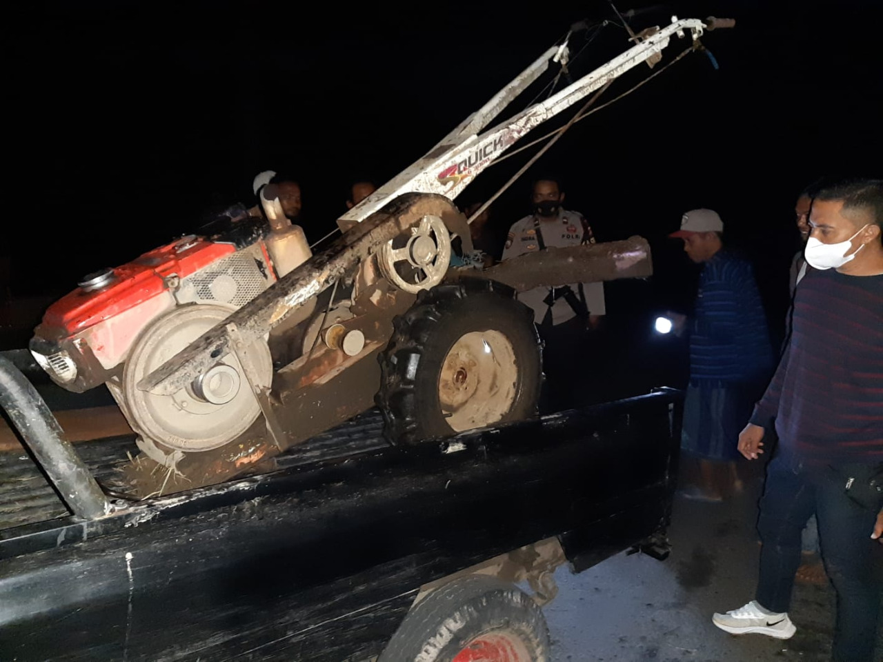 BARANG BUKTI: Mobil pikap milik terduga pencuri traktor saat diamankan Polsek Pringgarata, Loteng, Senin (13/12). (Polsek Pringgarata untuk Lombol Post)