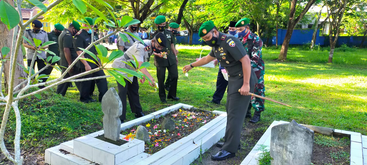 ZIARAH MAKAM: Dandim 1620/Loteng Letkol Inf I Putu Tangkas Wiratawan saat menambur bunga di makam Pahlawan di Kelurahan Praya, Rabu (15/12). (Dedi/Lombok Post)