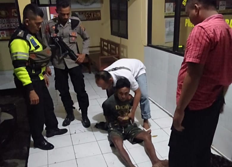DIRINGKUS: Terduga pelaku pencurian kambing berinisial S, warga Dusun Bual, Desa Darek, Kecamatan Praya Barat Daya, Loteng saat berada Polsek Praya Barat usai diringkus polisi dan warga, Sabtu (18/12).