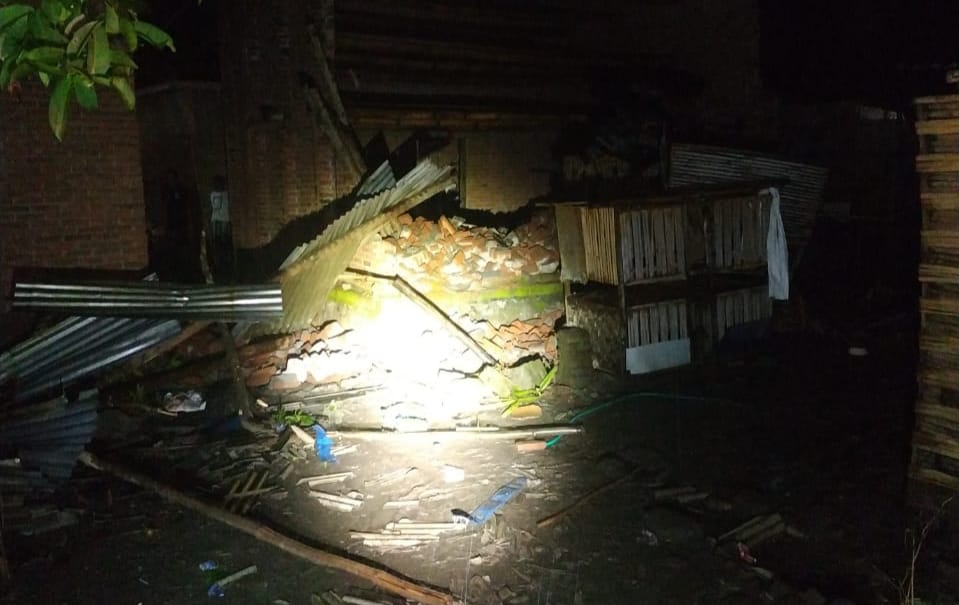 RATA DENGAN TANAH: Salah satu oven tembakau di Desa Ganti, Kecamatan Praya Timur, Loteng rata dengan tanah akibat diterjang puting beliung, Sabtu malam (18/12). (Dedi/Lombok Post)