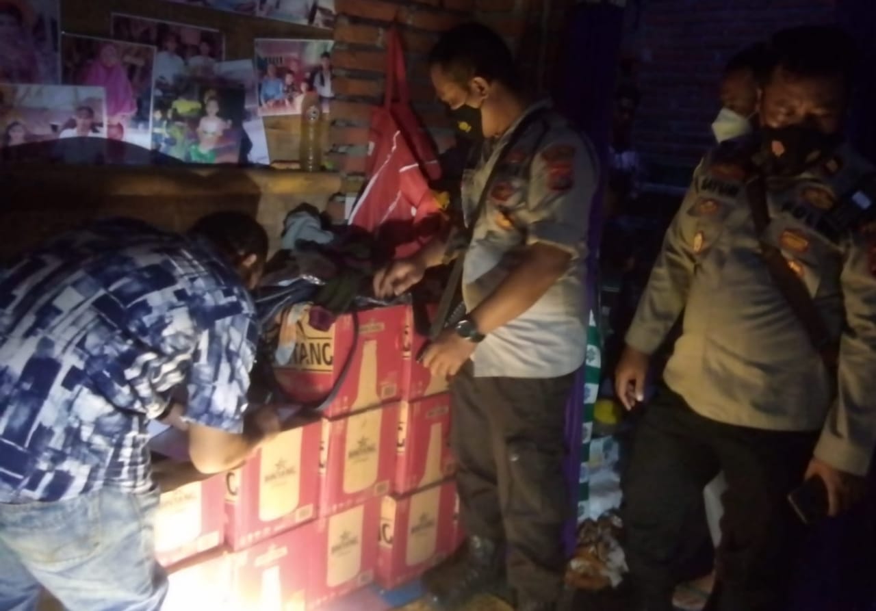 RAZIA JELANG TAHUN BARU: Para personel Polsek Praya Timur, Loteng saat menggelar razia miras di Desa Marong, Rabu (29/12) malam. (Dedi/Lombok Post)