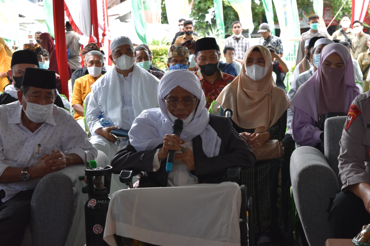 SAMBUTAN: TGH Lalu Turmudzi Badaruddin (tengah) menyampaikan sambutan saat peresmian Masjid Besar Nurul Hikmah Kecamatan Pemenang, KLU, Senin (13/12/2021).