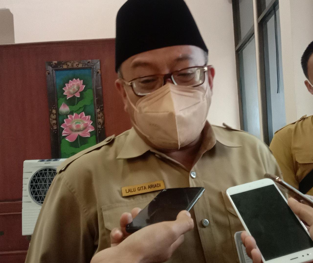 TEGAKKAN PROKES COVID-19: Sekretaris Daerah (Sekda) NTB H Lalu Gita Aryadi mengingatkan masyarakat untuk tetap menegakkan protokol kesehatan (prokes) dalam menangkal penyebaran virus baru Omicron yang sudah masuk ke wilayah Indonesia, Senin (20/12/2021).