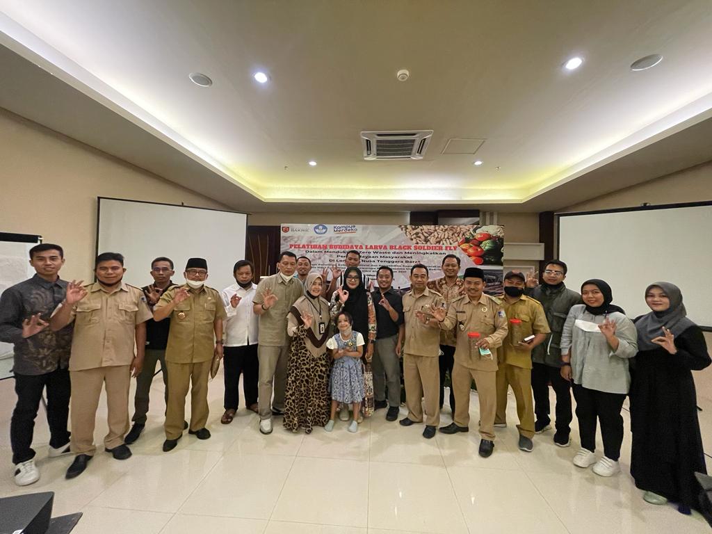 GELAR PELATIHAN: Universitas Bakrie memberi pelatihan budidaya BSF kepada kelompok binaan dan masyarakat serta peternak BSF di Lombok di Hotel Grand Palace, Selasa (28/21/2021) lalu.