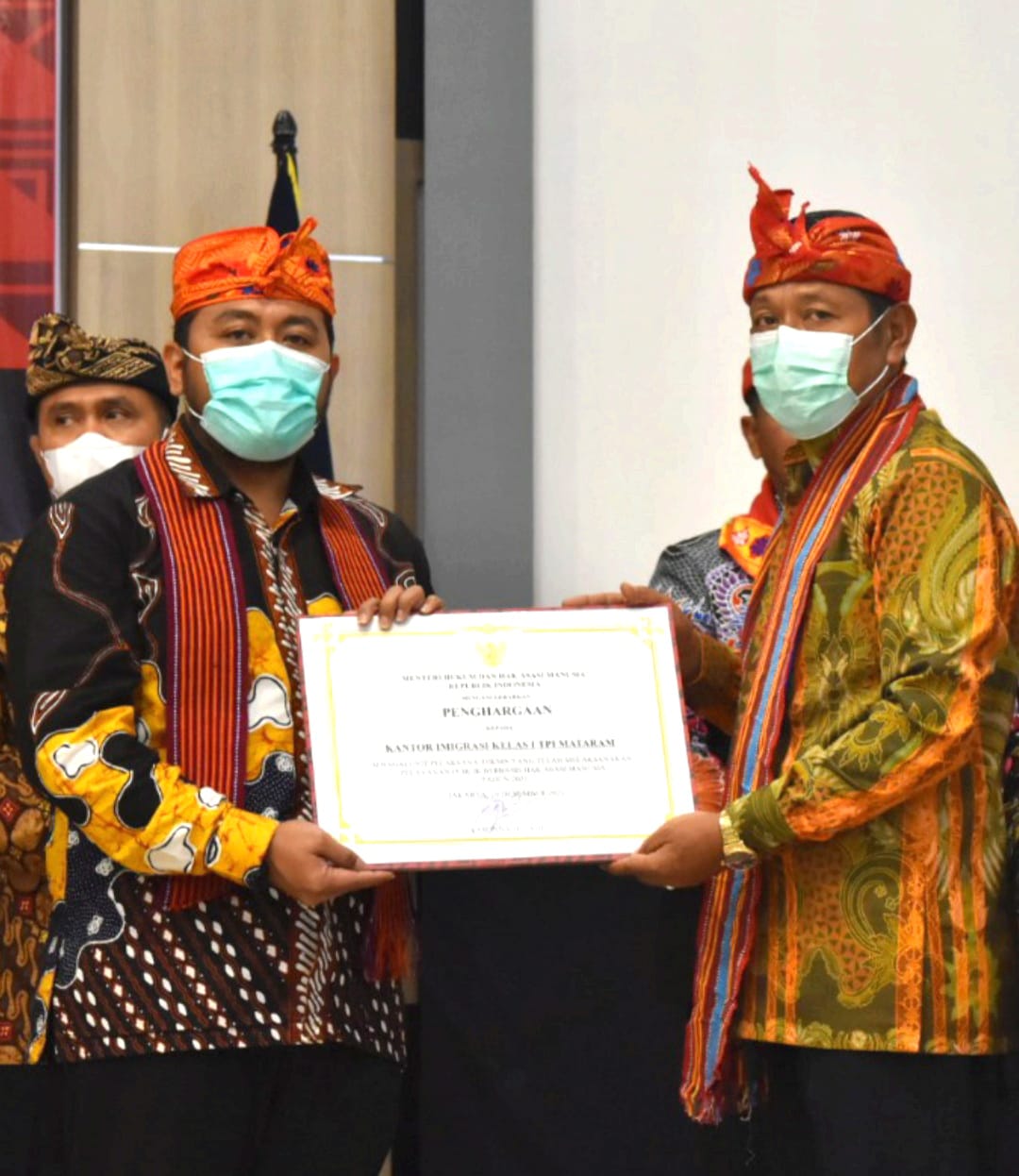 Perwakilan dari Kantor Imigrasi Kelas I TPI Mataram, Putu Agus Eka Putra menerima piagam penghargaan dari Kemenkumham.