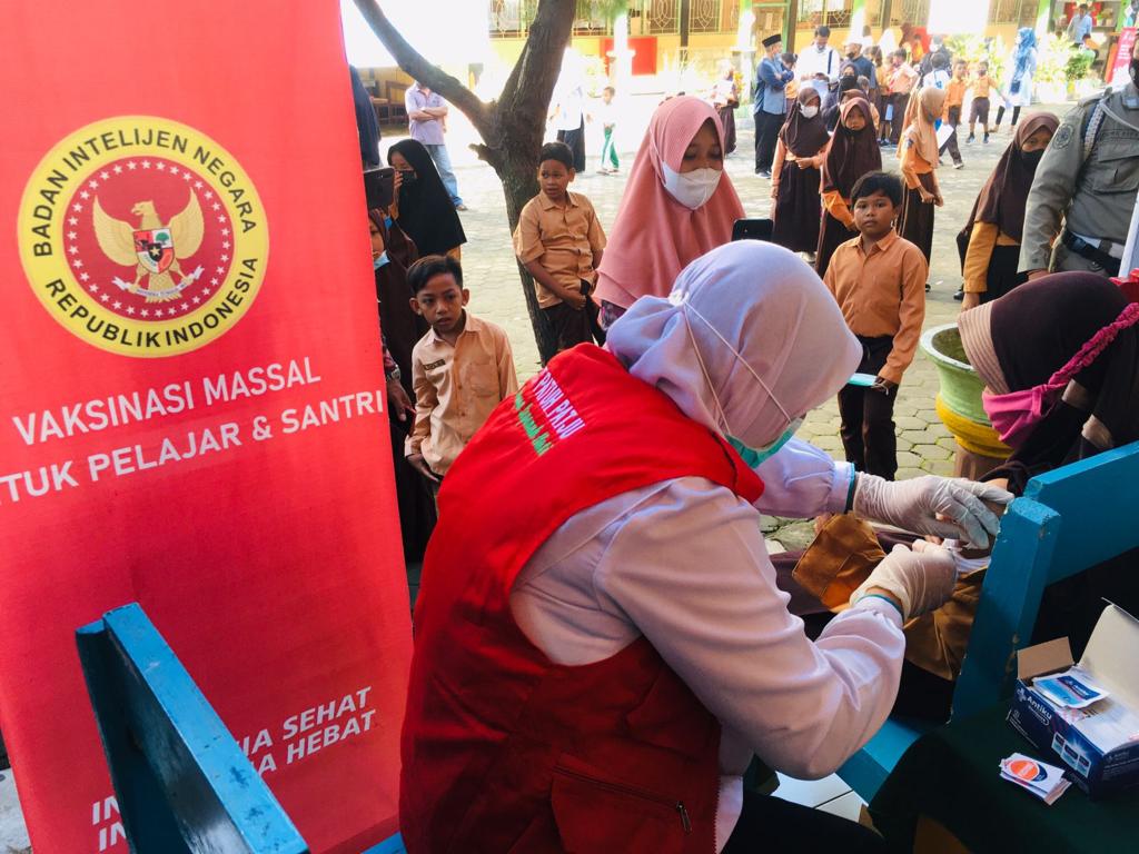 LINDUNGI DIRI: Murid SDN 1 Gerung Utara menerima suntikan vaksin covid-19 di sekolah, Sabtu (18/12/2021).