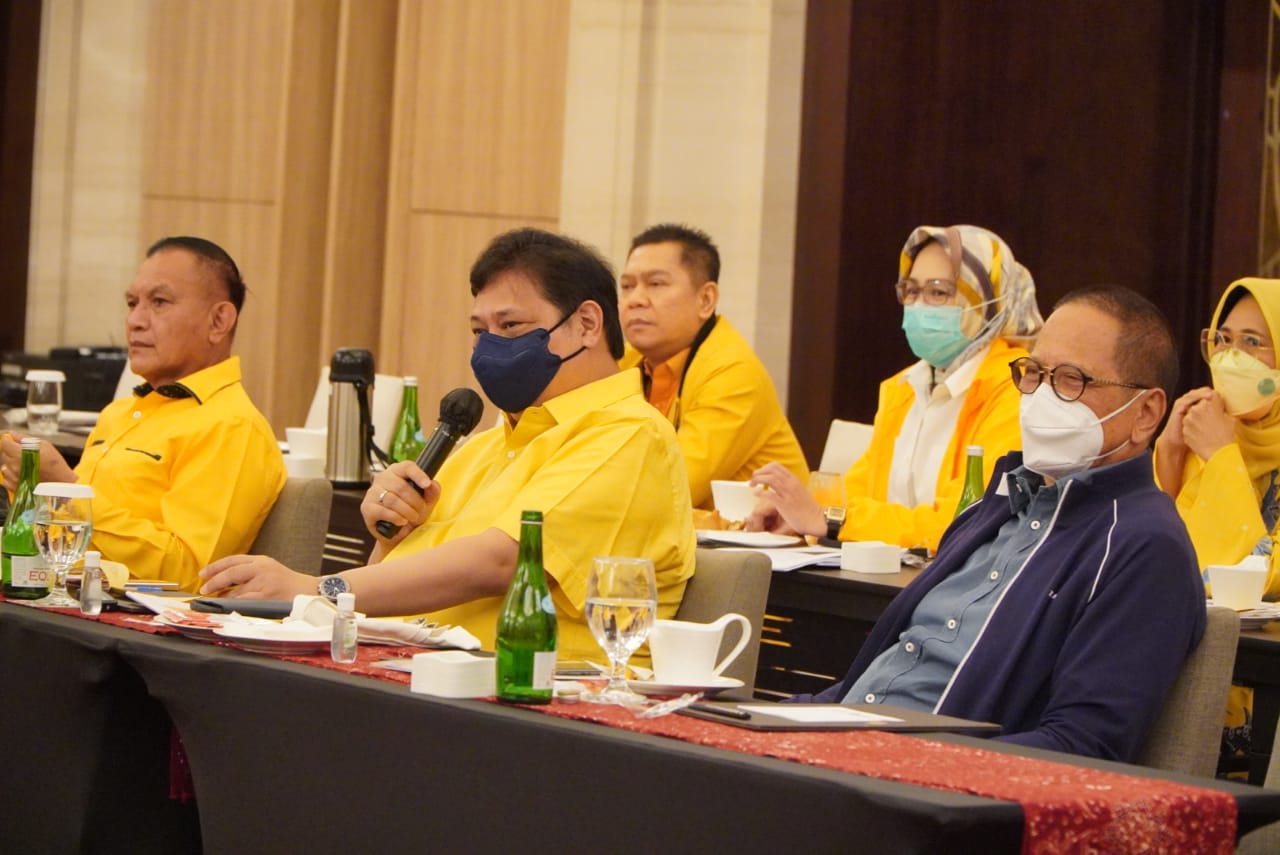 Ketua Umum DPP Partai Golkar Airlangga Hartarto memimpin konsolidasi pengurus DPD Tingkat I Partai Golkar di Semarang, Minggu (30/1/2022). Seluruh Ketua DPD I partai beringin hadir dalam konsolidasi untuk pemenangan Pemilu 2024 ini.