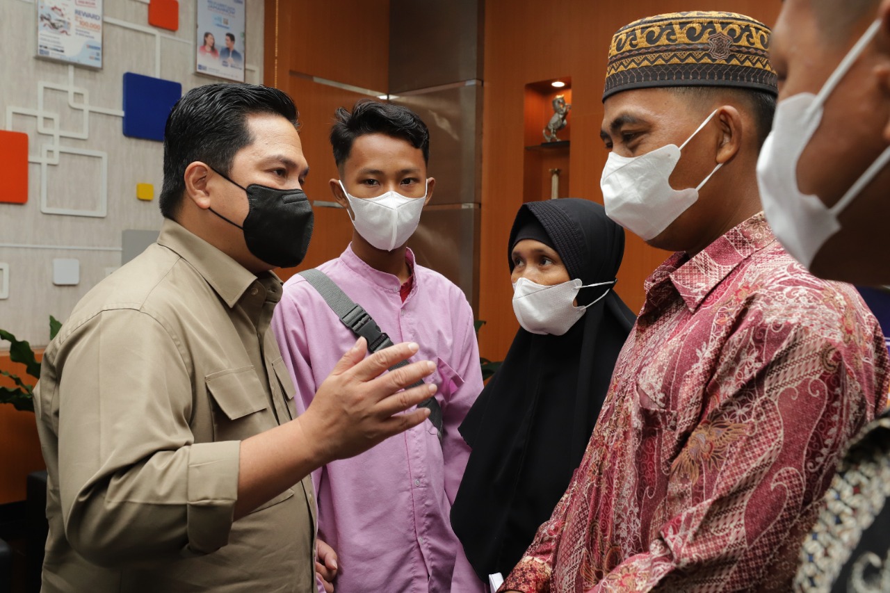 Menteri Badan Usaha Milik Negara (BUMN) RI Erick Thohir didampingi oleh Regional CEO BRI Bandar Lampung Hari Purnomo dan BRILink Network Division Head Kicky Andrie Davetra pun datang langsung bertemu salah satu Agen BRILink Suratno di Lampung Timur Minggu