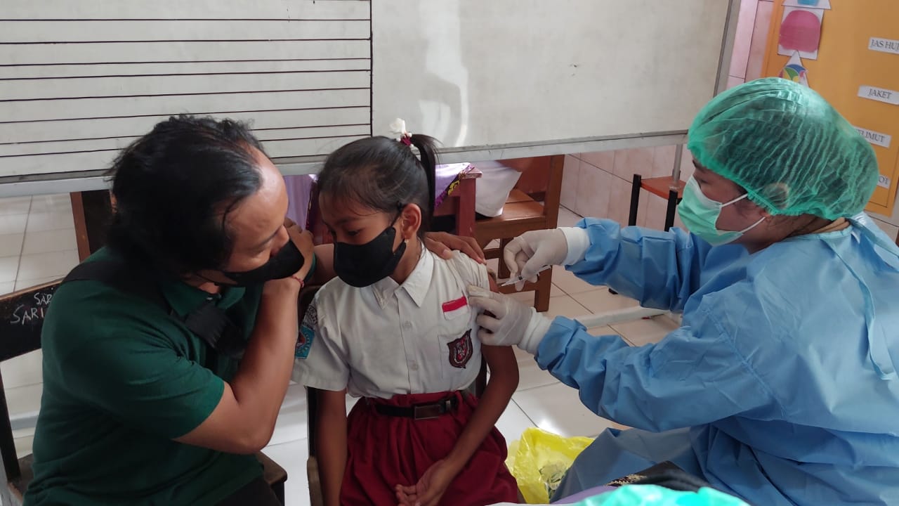 PERCEPATAN PENYELESAIAN GAP DATA: Vaksinasi anak sudah dimulai di sejumlah daerah di NTB. Namun, persoalan data selisih pelaporan manual dan online tak kunjung tuntas. Jika tidak disegerakan, selisihnya bisa semakin lebar.