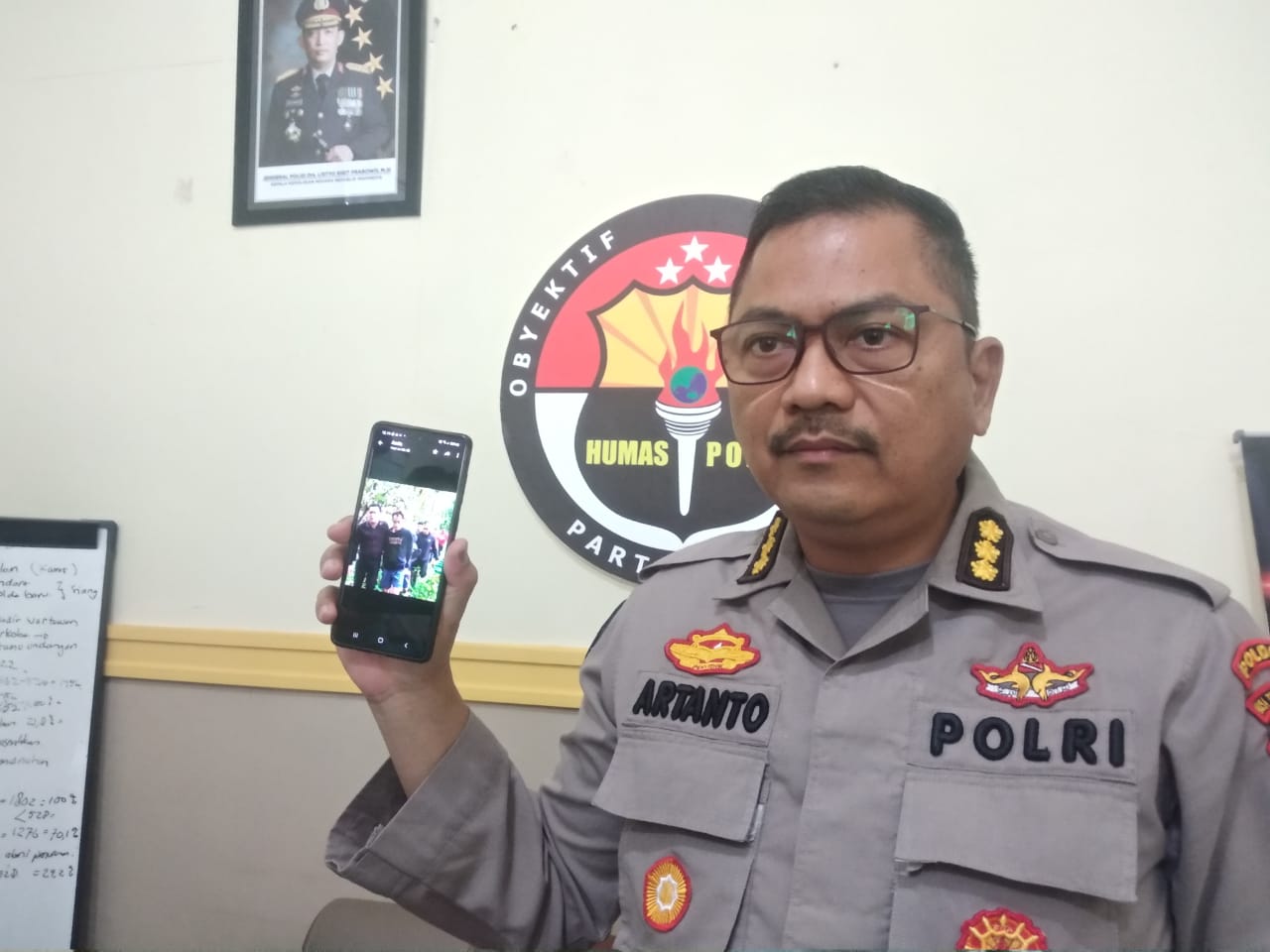 SUDAH DITANGKAP: Kabid Humas Polda NTB Kombes Pol Artanto menunjukkan foto tahanan yang sempat kabur dan berhasil ditangkap, Selasa (25/1). (Harli/Lombok Post)