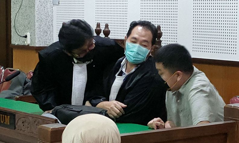 ASET DITELUSURI: Terdakwa Aryanto Prametu (kanan) berdiskusi dengan penasihat hukumnya di PN Tipikor Mataram. (Dok/Lombok Post)