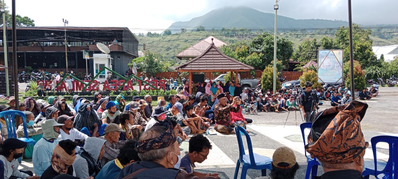 RAPAT AKBAR: Ratusan petani Sembalun menggelar rapat akbar dalam rangka menolak HGU PT SKE di lapangan rest area Desa Sembalun, Kecamatan Sembalun, Minggu (9/1). (Yuna for Lombok Post)