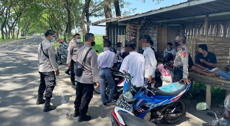 DIBINA: Polisi memberikan edukasi kepada pelajar yang diduga terlibat aksi balap liar di jalan baru Tohpati, Cakranegara, Kamis (27/1). (Harli/Lombok Post)