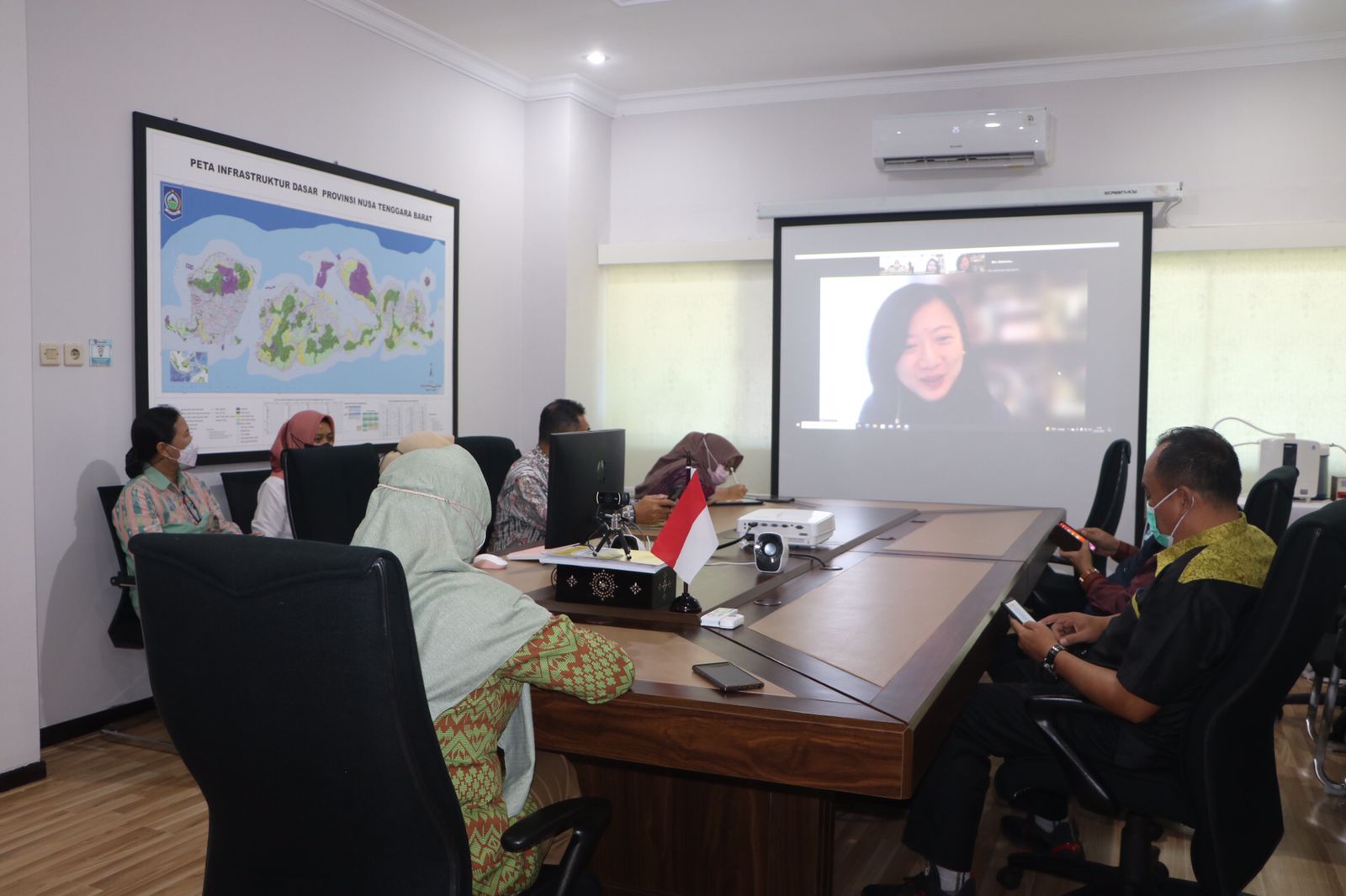 VIRTUAL: Wakil Gubernur NTB Sitti Rohmi Djalillah bersama jajarannya saat rapat virtual bersama perwakilan FC Barcelona, kemarin (25/1).(DISKOMINFOTIK FOR LOMBOK POST)