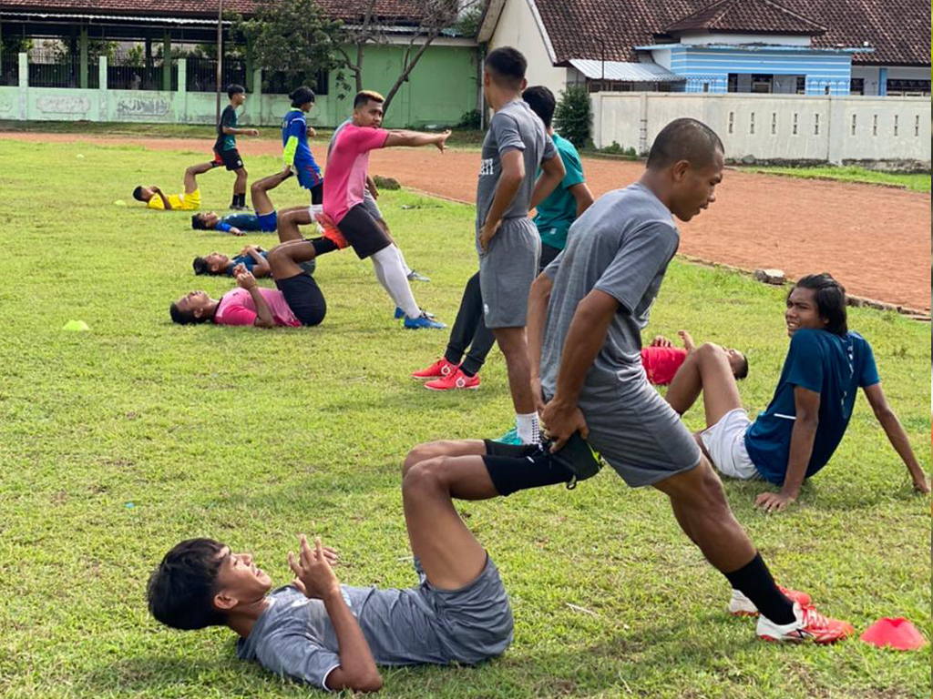 BERSIAP: PS Bima Sakti menjalani latihan di Lapangan Lawata, (kemarin (9/1). PS Bima Sakti menjadi salah satu klub wakil NTB yang akan berlaga di Liga 3 Nasional.(PUJO/LOMBOK POST)