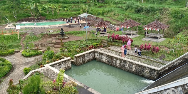 RESMI DIBUKA: Sejumlah wisatawan saat menikmati objek wisata Tandung Andung di Desa Lendang Ara, Kecamatan Kopang, Loteng, Sabtu (15/1). (Dedi/Lombok Post)