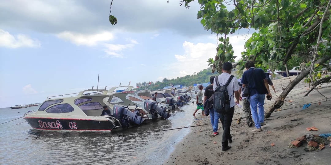 SANDAR: Sejumlah boat publik yang digunakan mengangkut penumpang ke Gili Trawangan, di Pelabuhan Bangsal, kemarin (7/1). (FERIAL/LOMBOK POST)