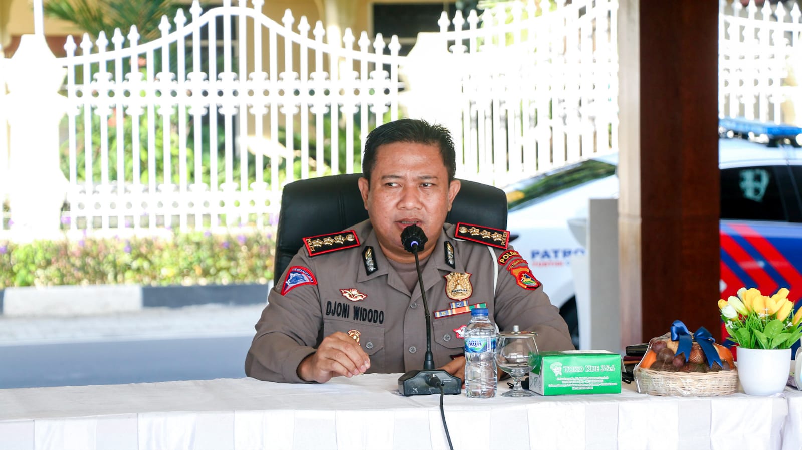 TINGKATKAN KEMAMPUAN PERSONEL: Dirlantas Polda NTB Kombes Pol Djoni Widodo memberikan materi secara virtual kepada anggota yang mengikuti pelatihan di Lapangan Bhara Daksa Mapolda NTB, Selasa (25/1). (Harli/Lombok Post)