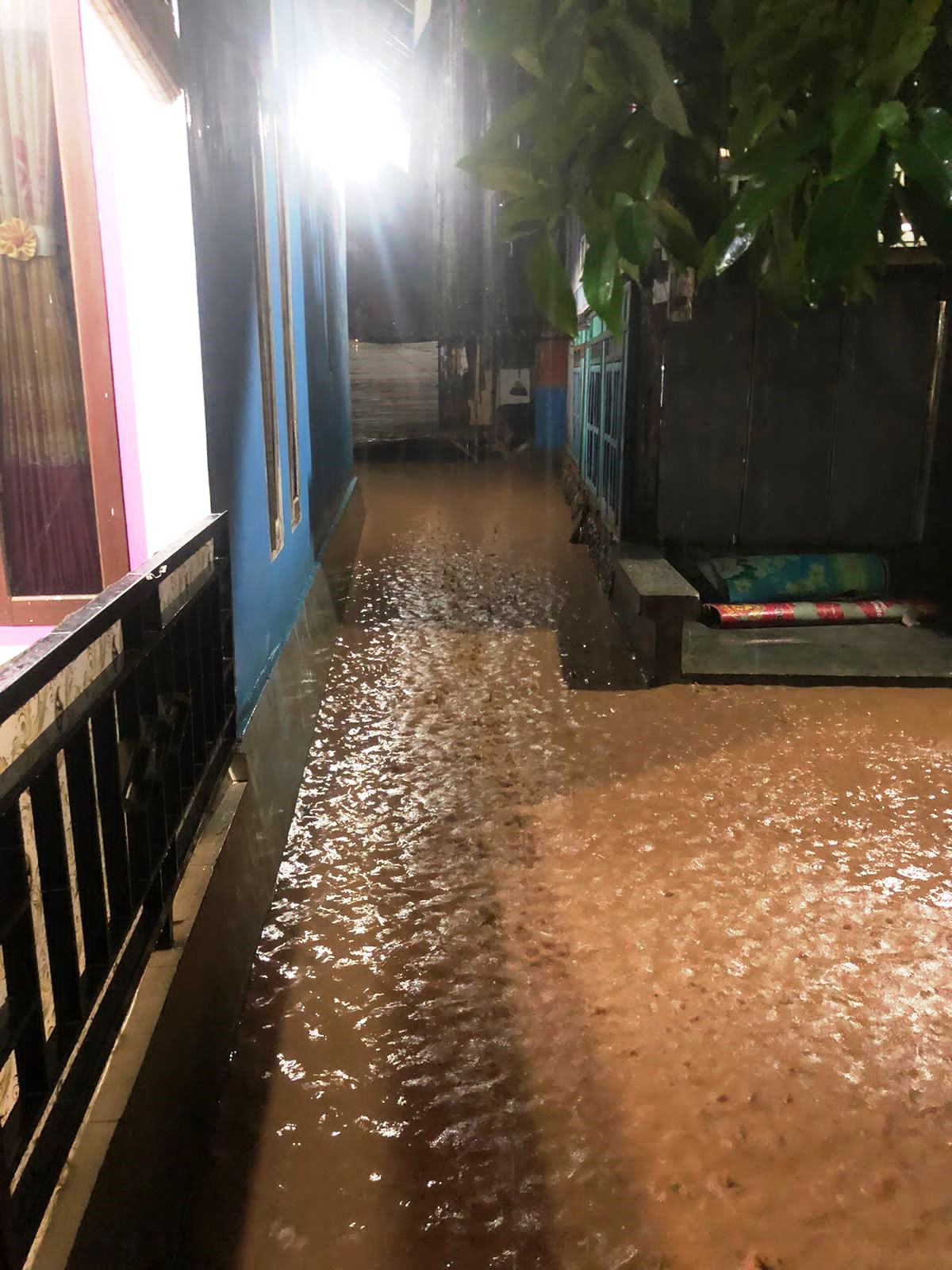 DITERJANG BANJIR: Beberapa rumah warga di Dusun Awang Balak 1, Desa Mertak, Kecamatan Pujut, Loteng saat diterjang banjir, Senin malam (3/1/2022).