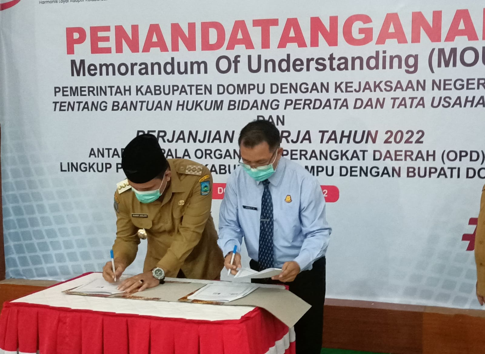 KERJA SAMA: Bupati Dompu Abdul Kader Jailani dan Kajari Dompu M Abeto Harahap menanda tangani MoU tentang bantuan hukum, kemarin (17/1). (ABDUL MUIS/LOMBOK POST)