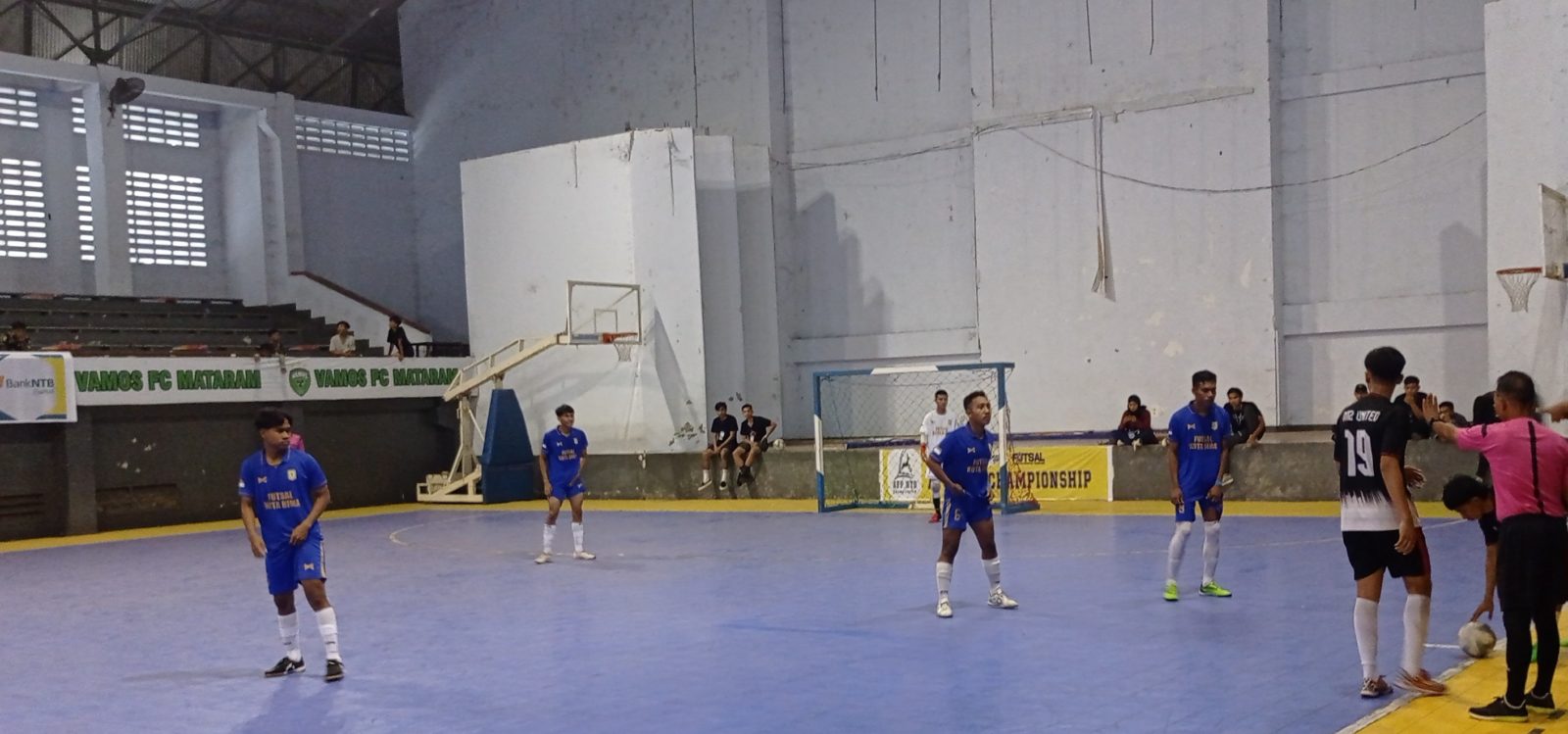 KEMBALI BERSAING: Dua tim futsal bertanding pada AFP NTB Futsal Championship 2022 belum lama ini. (PUJO/LOMBOK POST)