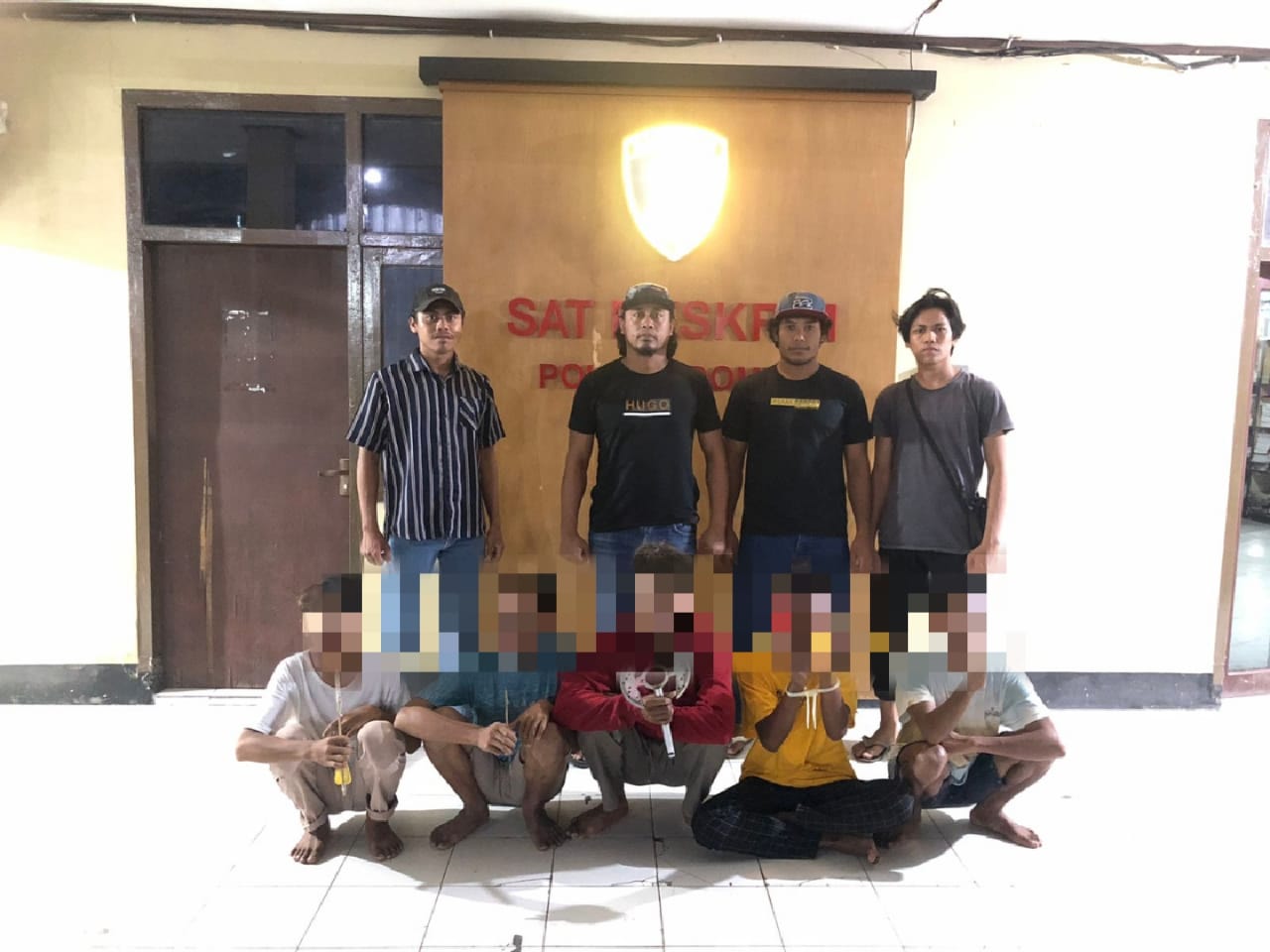 DIAMANKAN: Lima remaja diamankan bersama barang bukti kapak dan panah di Polres Dompu, (POLRES DOMPU FOR LOMBOK POST)