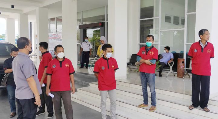 DILIMPAHKAN: Para tersangka korupsi pembangunan dermaga Gili Air dilimpahkan ke jaksa di kantor Kejari Mataram, Kamis (20/1). (Harli/Lombok Post)