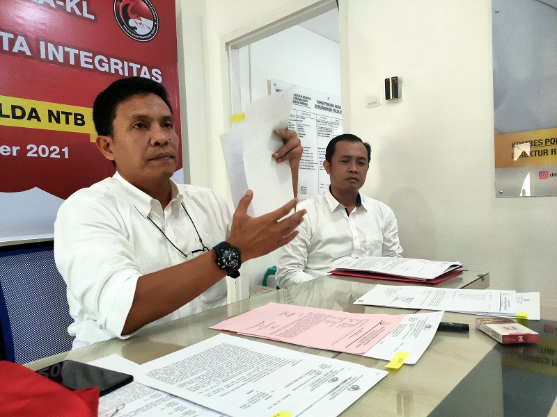 MEMBINGUNGKAN: Dirresnarkoba Polda NTB Kombes Pol Helmi Kwarta Kusuma Putra Rauf menunjukkan berkas P-19 dari jaksa. (Harli/Lombok Post)