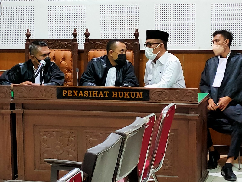 DIVONIS BERAT: Terdakwa korupsi pengadaan benih jagung Husnul Fauzi (baju putih) berkonsultasi dengan penasihat hukumnya usai mendengar pembacaan putusan majelis hakim PN Tipikor Mataram, Jumat (7/1). (Harli/Lombok Post)