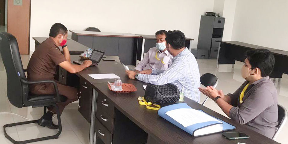 LENGKAPI BERKAS: Tersangka korupsi pembangunan ICU RSUD KLU (dua dari kanan) didampingi penasihat hukumnya memberikan keterangan kepada penyidik Kejati NTB, Selasa (18/1). (Kejati NTB for Lombok Post)