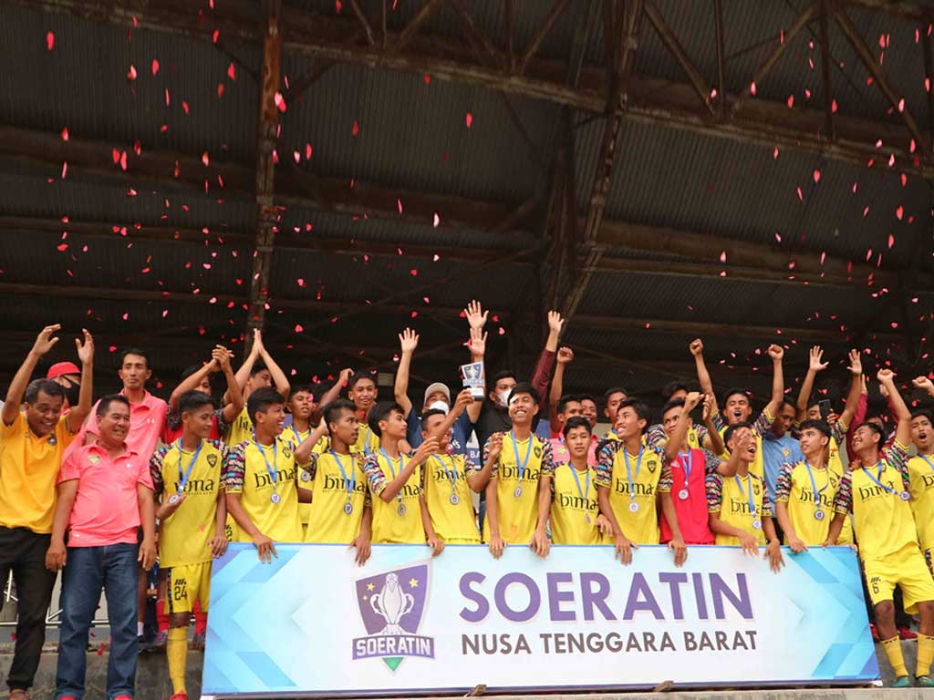 JUARA: Persebi Bima menjadi juara Piala Soeratin U-17 setelah mengalahkan Persisum di babak final, Sabtu (29/1). (PUJO/LOMBOK POST)