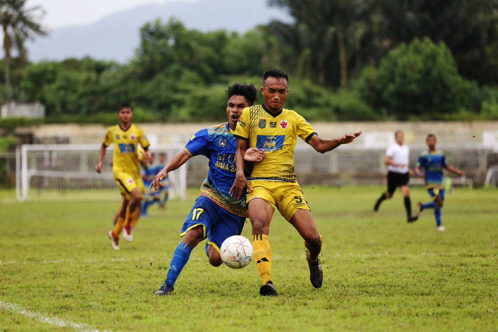 KANDIDAT: Pemain PS Bima Sakti Junailfin (kiri) menjadi salah satu kandidat pencetak gol terbanyak Liga 3 NTB.