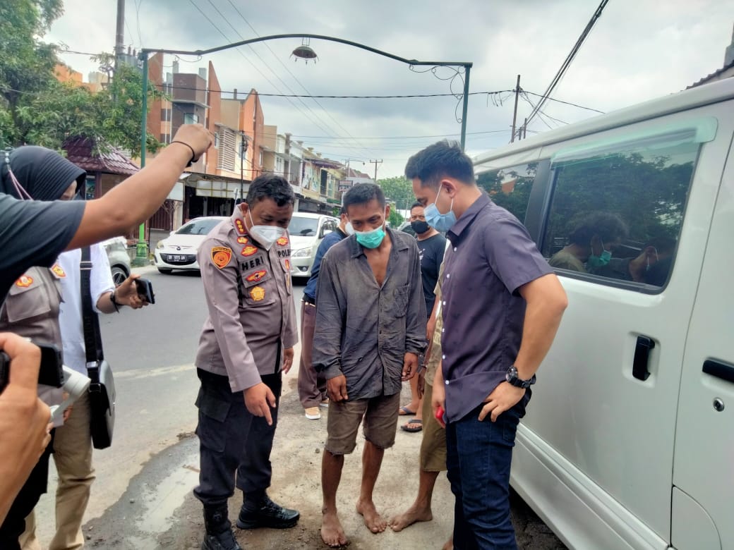 BEGINI CARANYA: Kapolresta Mataram Kombes Pol Heri Wahyudi (kiri) didampingi Kasatreskrim Kompol Kadek Adi Budi Astawa (kanan) mendengarkan keterangan salah satu pelaku mencuri kabel bawah tanah di Jalan Catur Warga, Mataram, kemarin (14/1). (Harli/Lombok