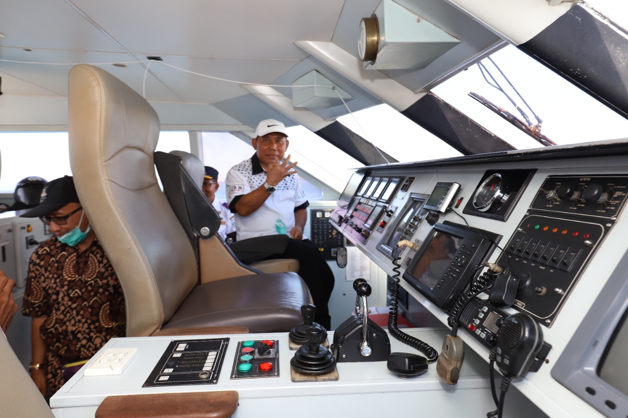 ONGKOS MULAI MAHAL: Bupati KSB HW. Musyafirin saat launching kapal cepat, 2021 lalu. (DOK LOMBOK POST)