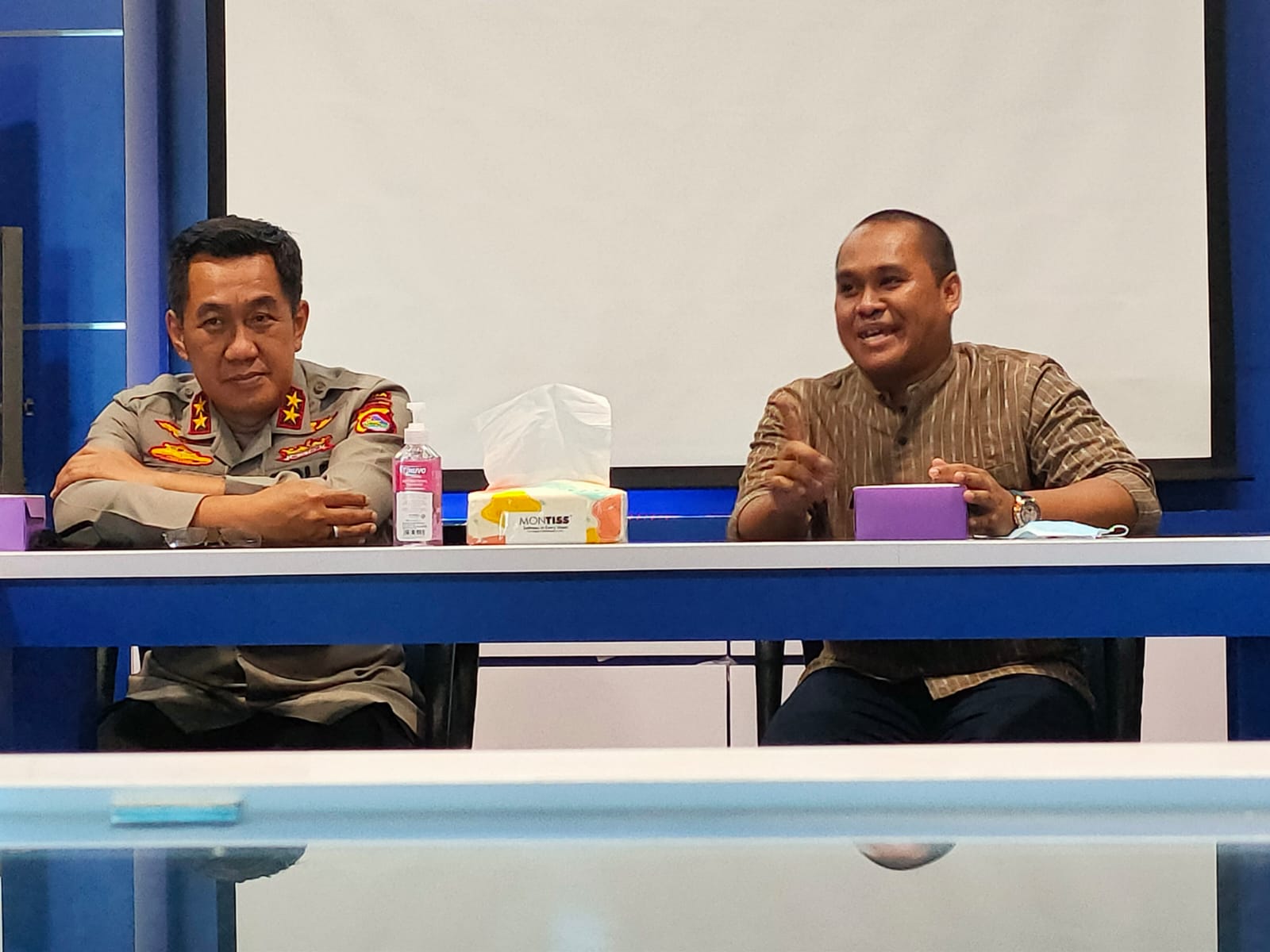 KUNJUNGAN: Kapolda NTB Irjen Pol Djoko Poerwanto disambut Direktur Lombok Post Alfian Yusni saat berkunjung ke Graha Pena Lombok, Kota Mataram, kemarin (24/1).(HARLI/LOMBOK POST)