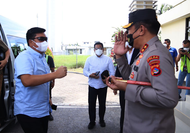 SUKSESKAN MOTOGP: Komandan lapangan MotoGP Marsekal TNI (Purn) Hadi Tjahjanto (kiri) disambut Kapolda NTB Irjen Pol Djoko Poerwanto, Minggu (9/1) lalu. (Polda NTB for Lombok Post)