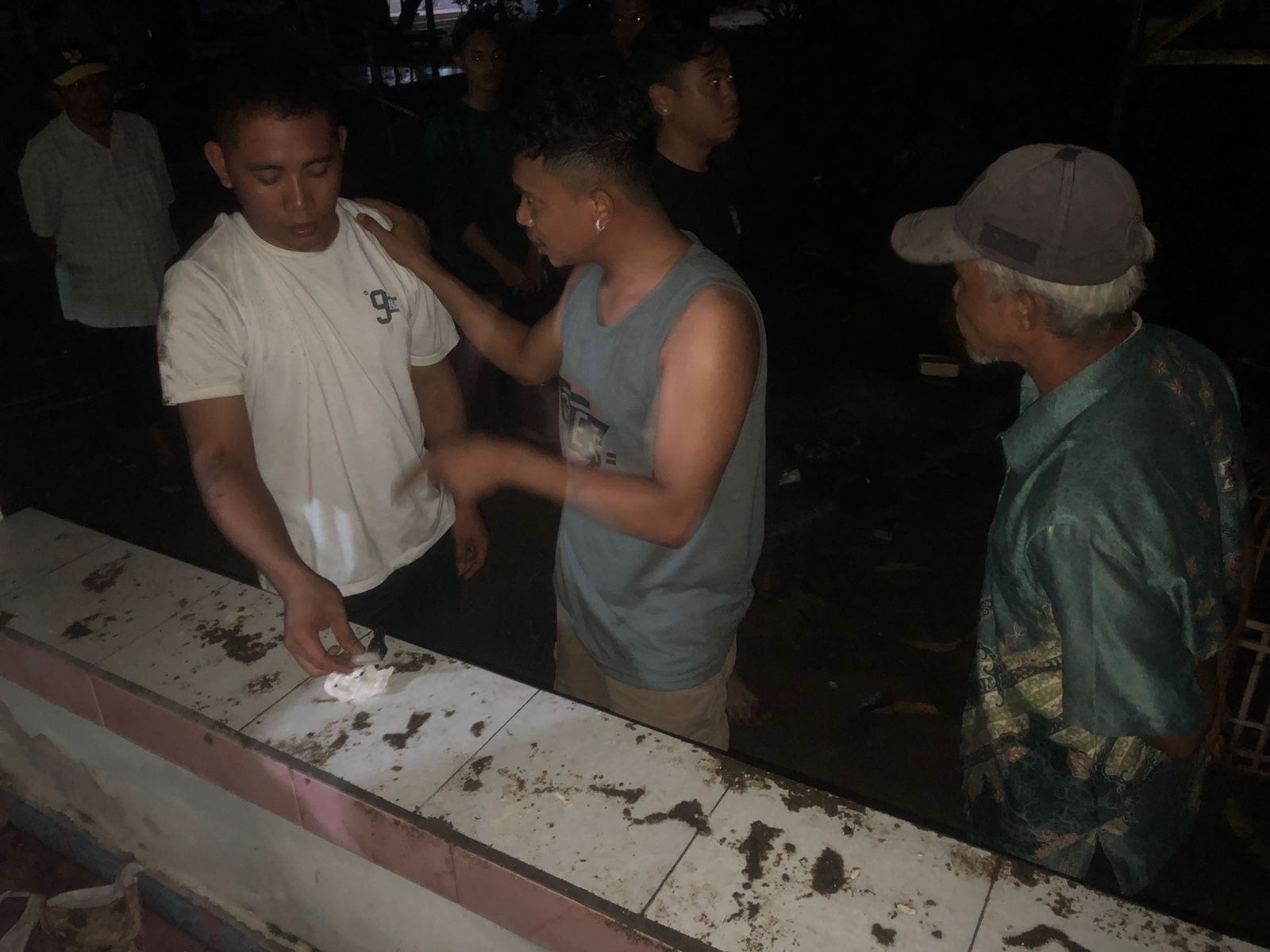 GELEDAH: Anggota Satnarkoba Polres Sumbawa Barat menggeledah badan DH dan PAW, dini hari Senin(3/1).  (POLRES SUMBAWA BARAT FOR LOMBOK POST)